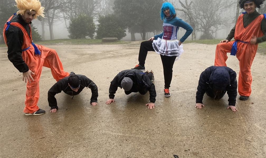 Participantes haciendo flexiones