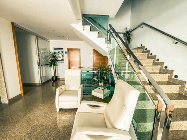 Entrada hotel junto a la playa en Sanxenxo