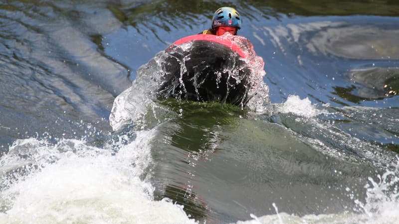 Cogiendo una ola haciendo Hidrospeed en Vigo