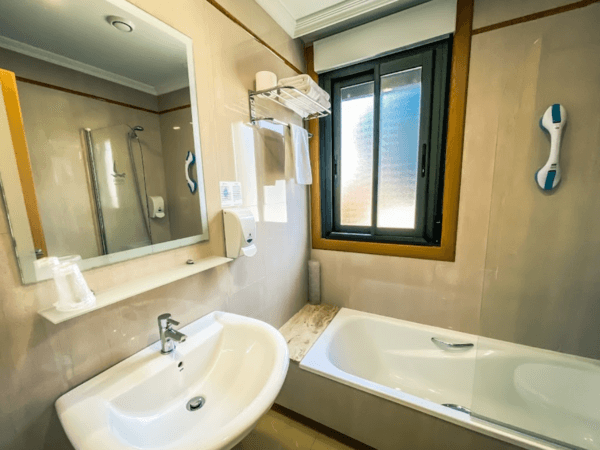 Baño en hotel junto a la playa en Sanxenxo