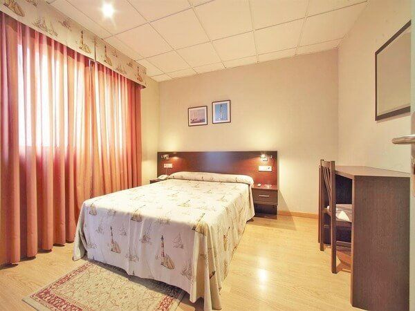 Cama doble Hotel** céntrico en Vigo