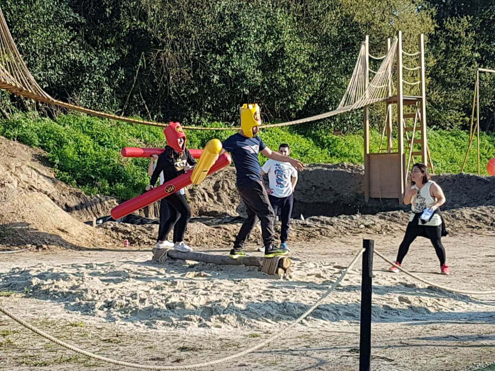 Combate entre gladiadores sobre tronco de madera