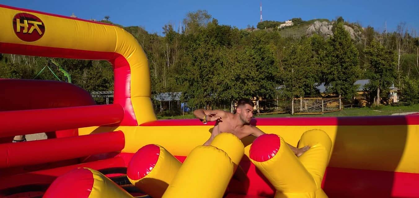 Atravesando los obstáculos del hinchable