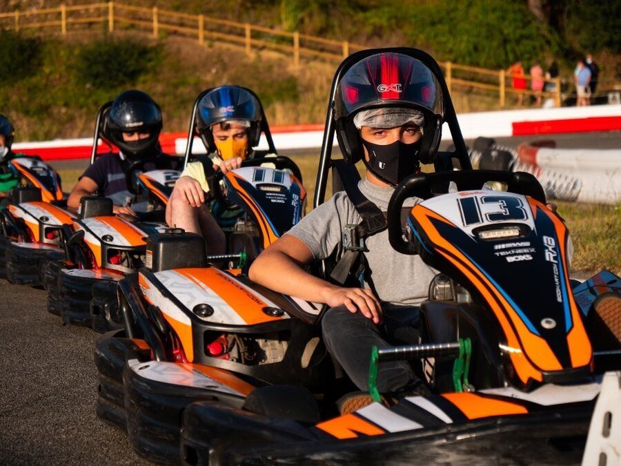 Pilotos preparados para conducir karts en Sanxenxo