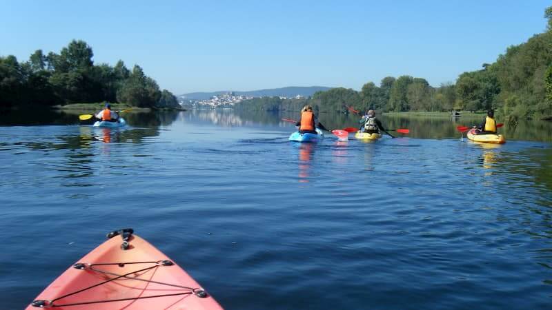 Disfrutando en grupo en Kayak autovaciable en Vigo