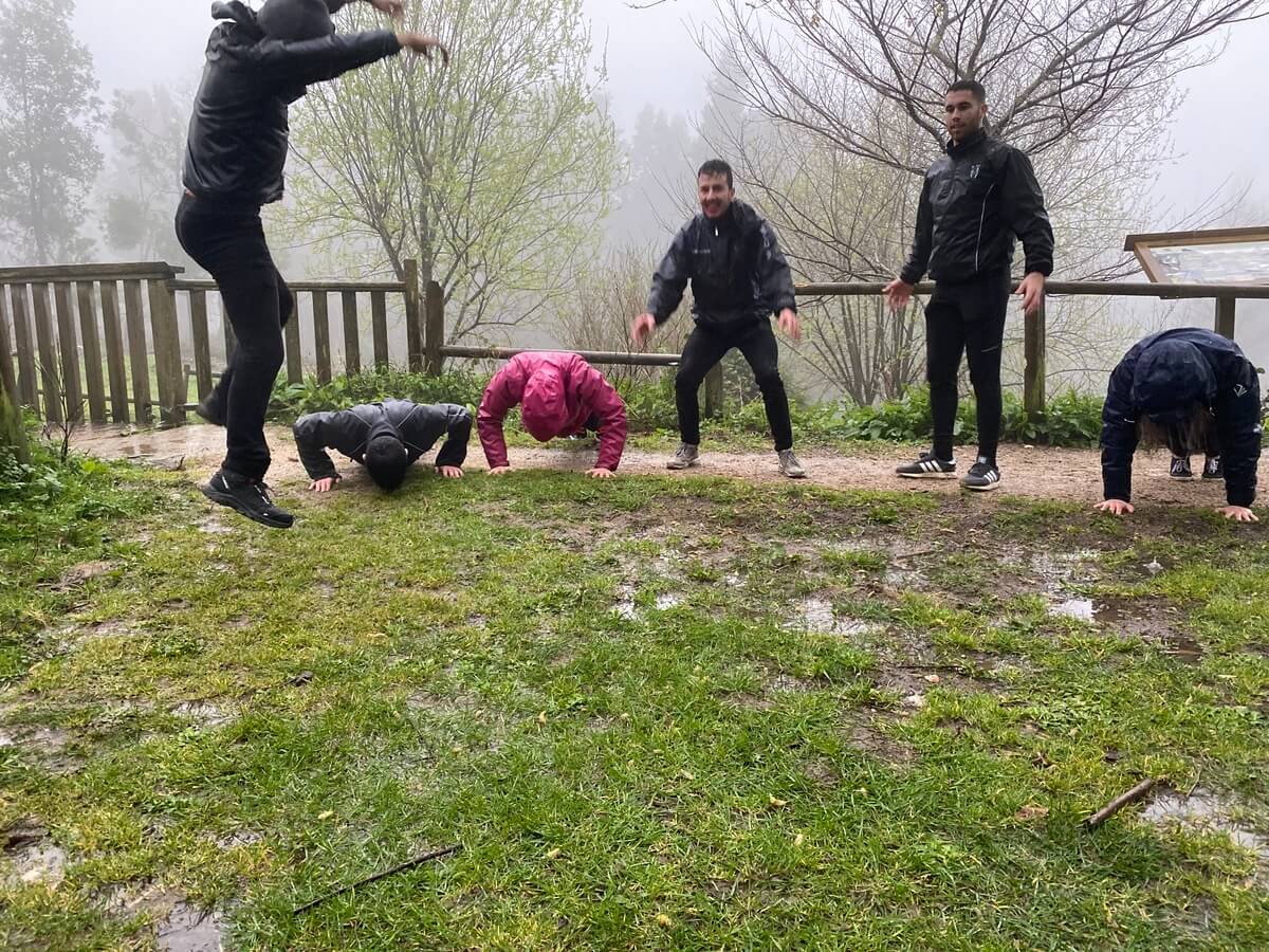 Equipo realizando reto físico