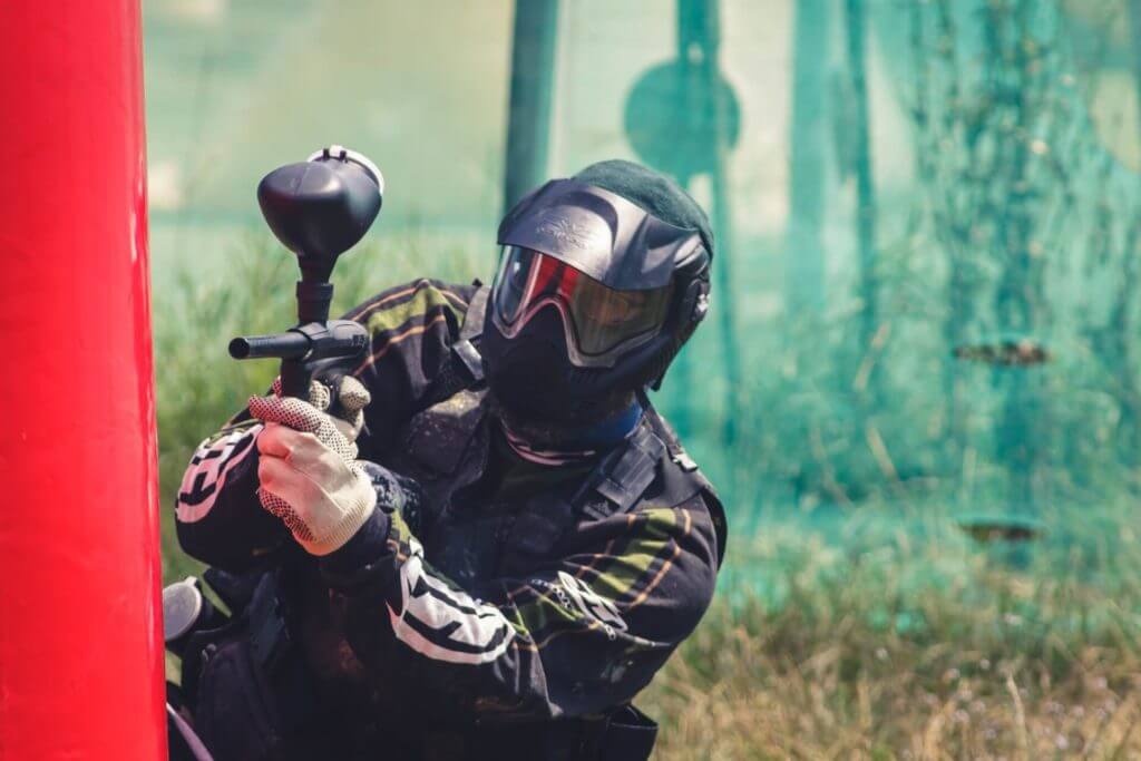 Apuntando en la partida de paintball en Vigo