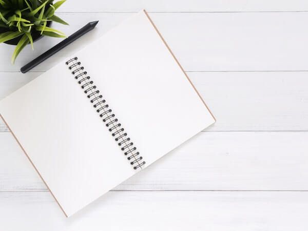 Cuaderno en blanco para anotar ideas para la despedida de soltero o soltera
