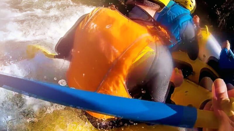 Aguas bravas haciendo rafting en Río Ulla A Coruña