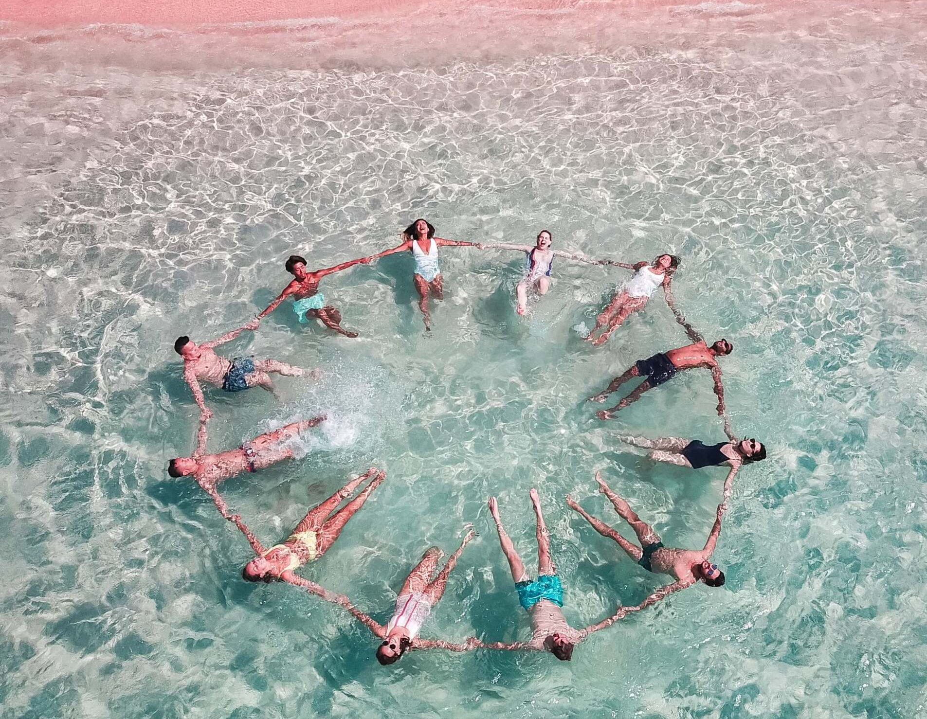 Grupo creando un círculo en el mar