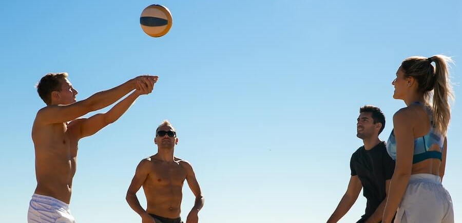 Grupo jugando al vóley
