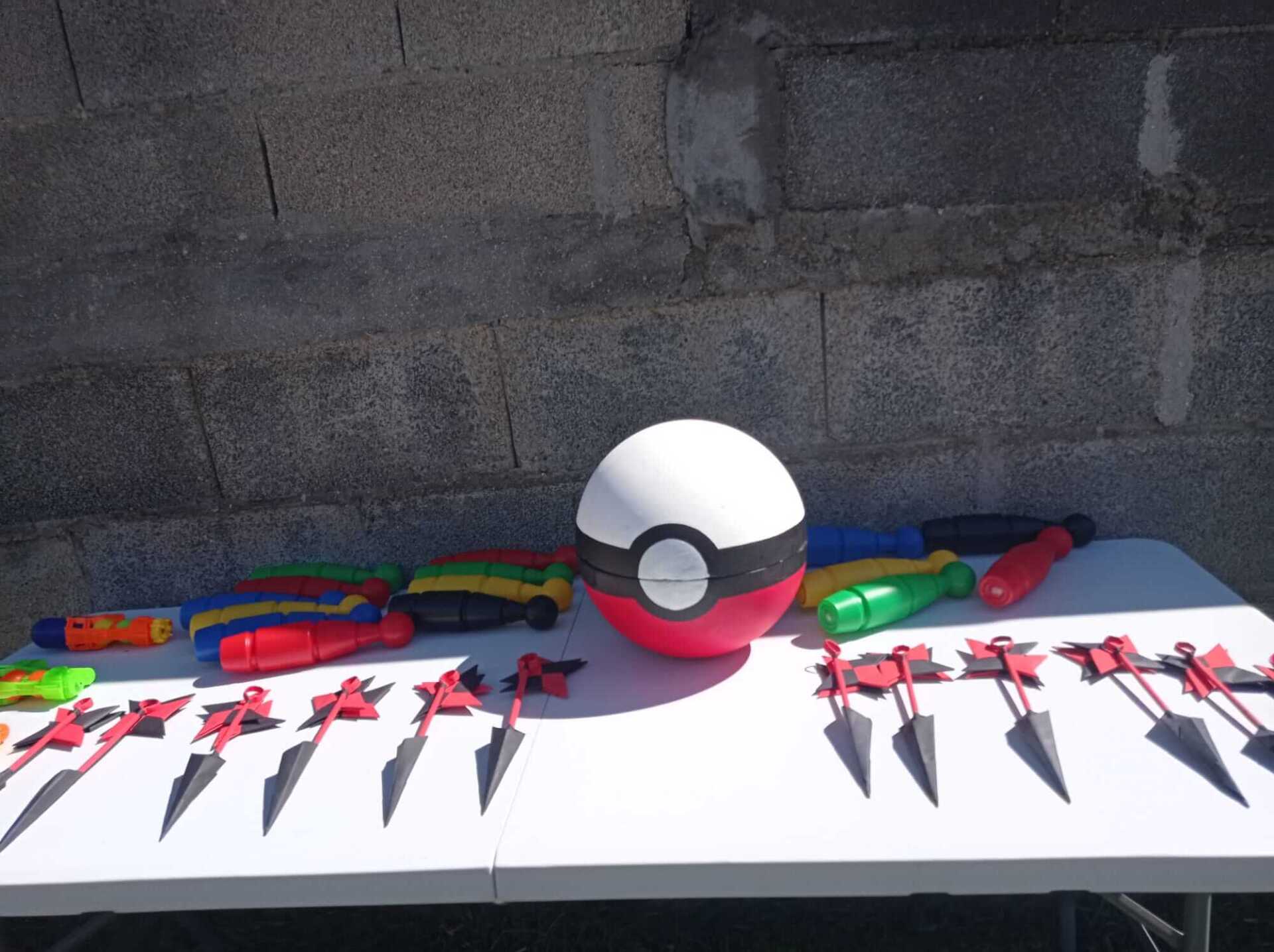 Parte del material para jugar, Poké Ball, estrellas ninja, bolos
