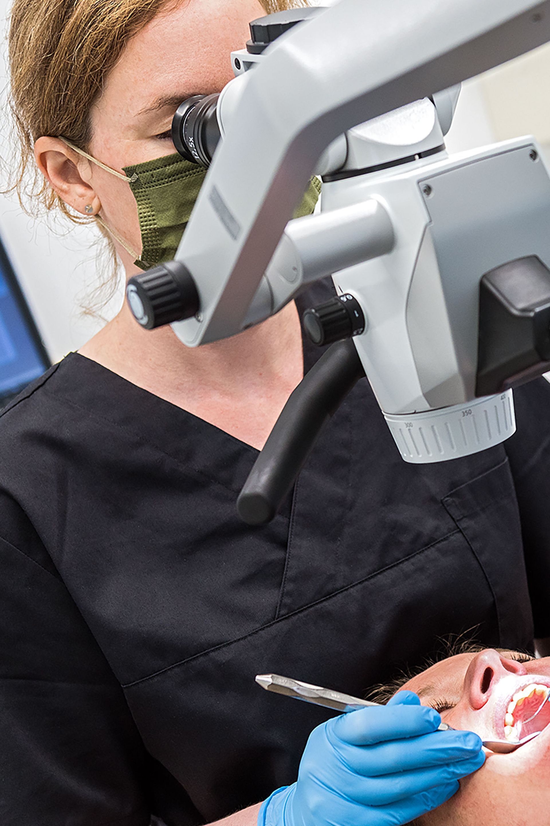 Zahnärztin bei Behandlung einer Patientin