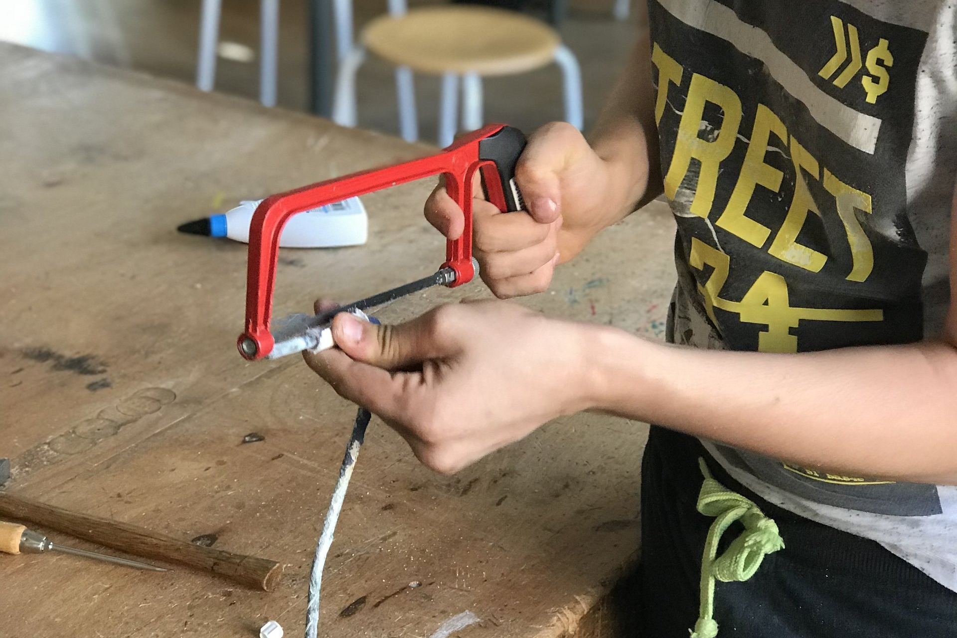 Ein Schüler arbeitet im Werkraum