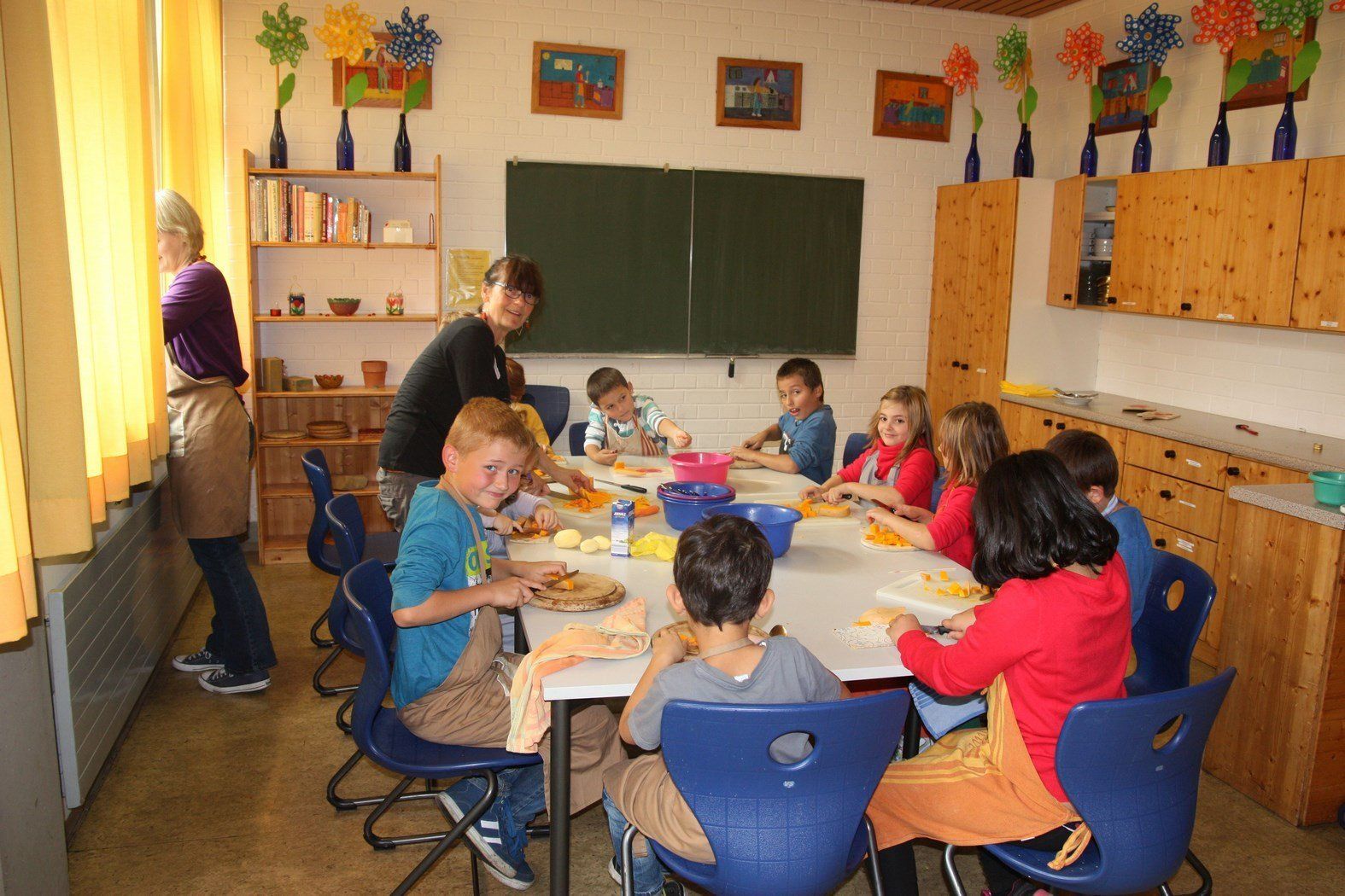 Schüler und Schülerinnen in der Schulküche