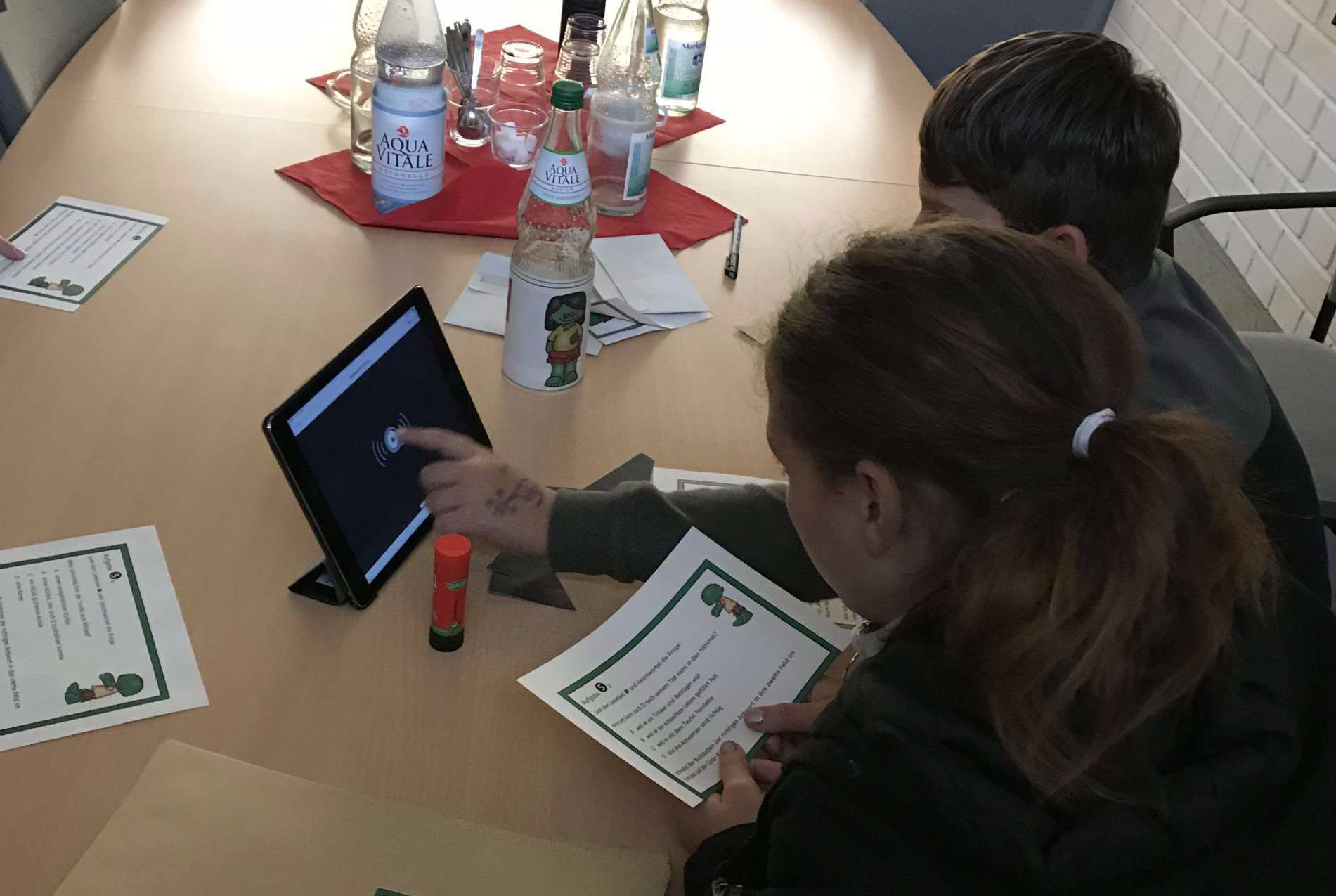Schüler und Schülerinnen arbeiten mit iPads