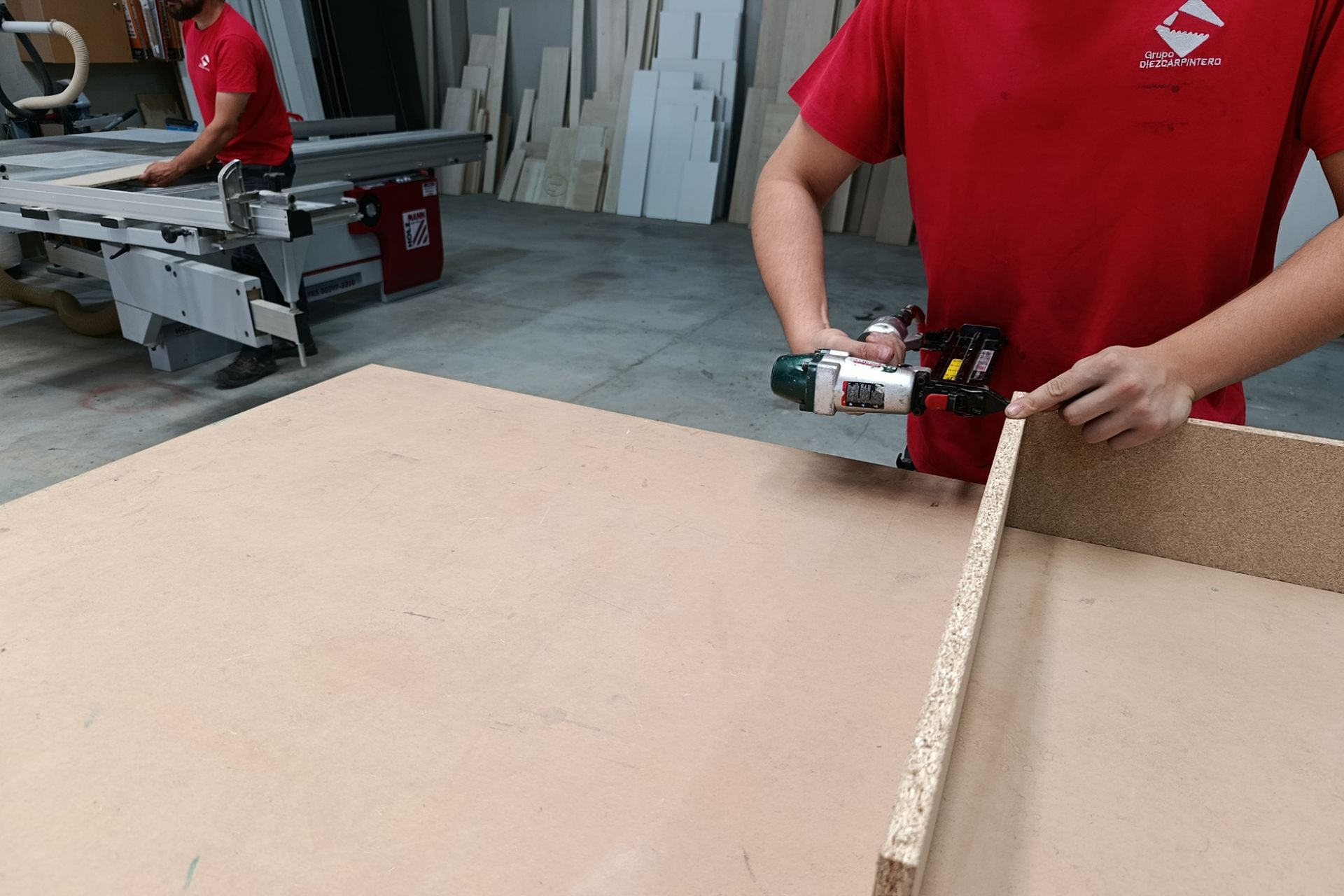 Equipo de Diezcarpintero durante la fabricación de un stand en taller
