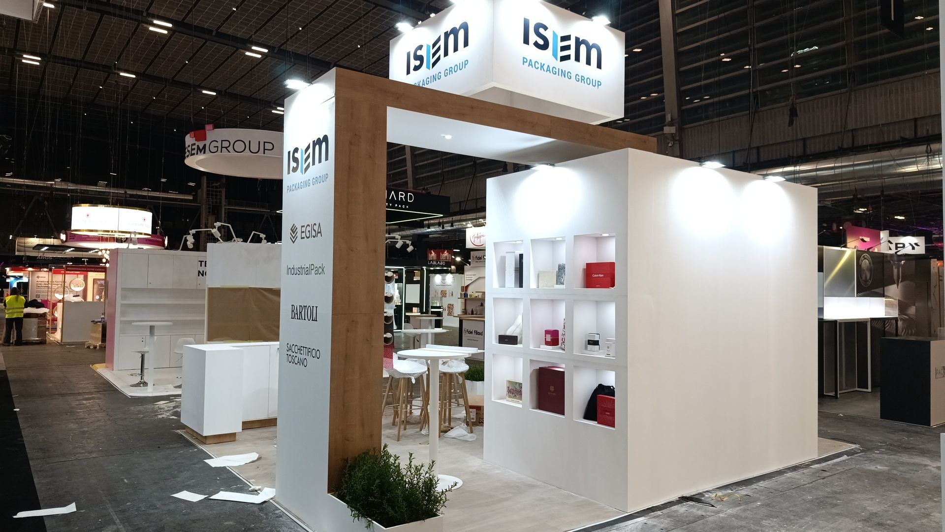Expositores del stand de ISEM Packaging Group en París