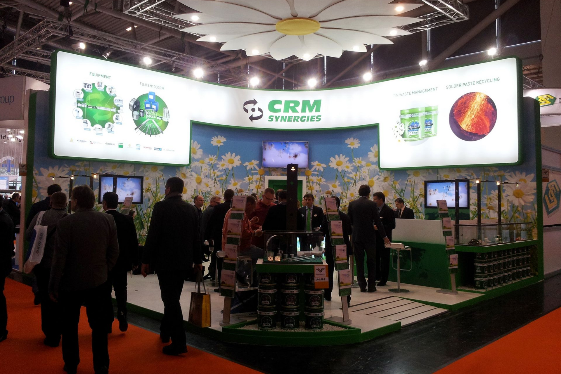 Stand personalizado con gran afluencia de visitantes que refleja el impacto de una mayor inversión en diseño y experiencia de marca.