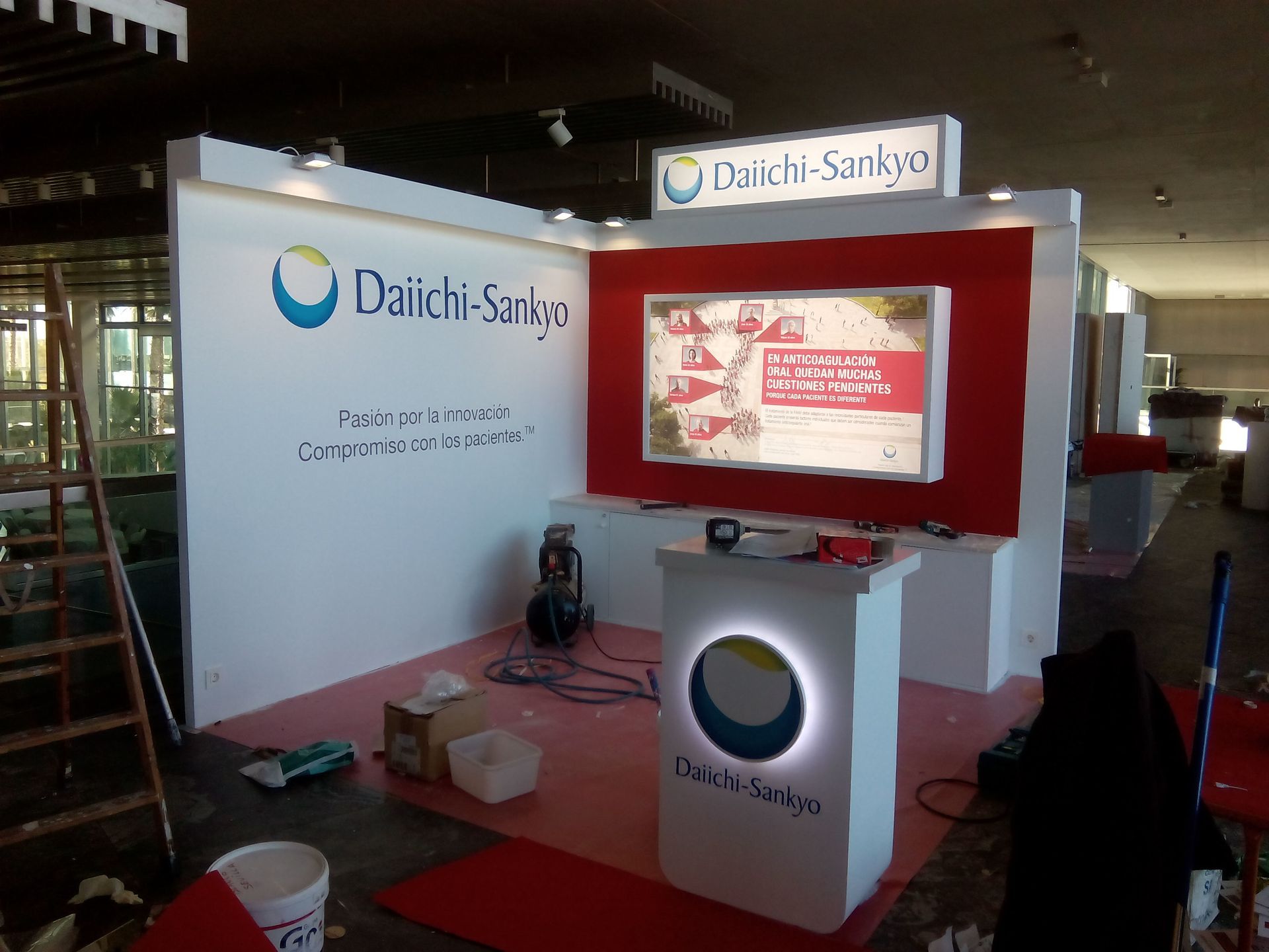 Montaje del stand de Daiichi Sankyo para el Congreso SEMI 2015 en Sevilla