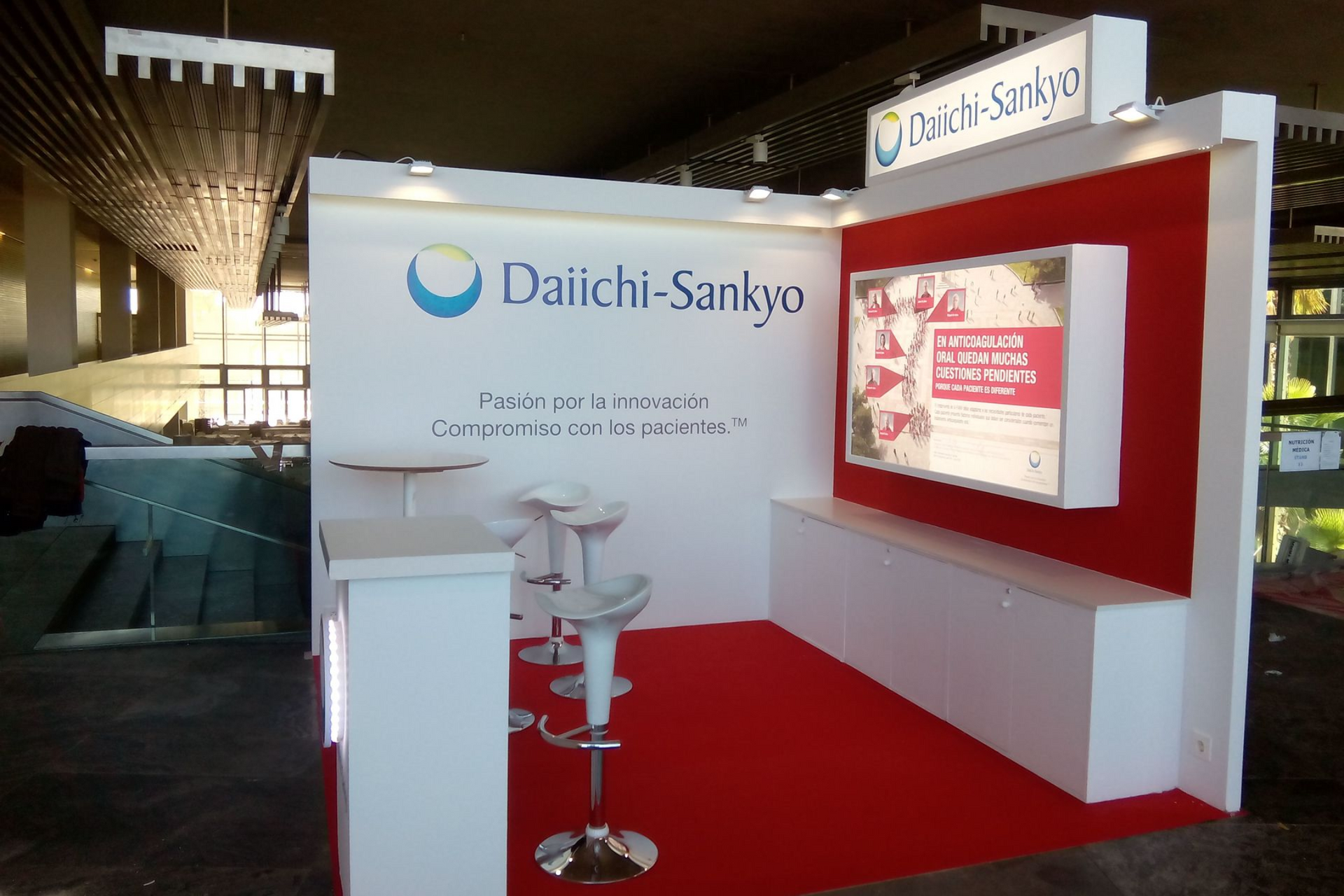 Zona de atención del stand de Daiichi Sankyo en el Congreso SEMI 2015