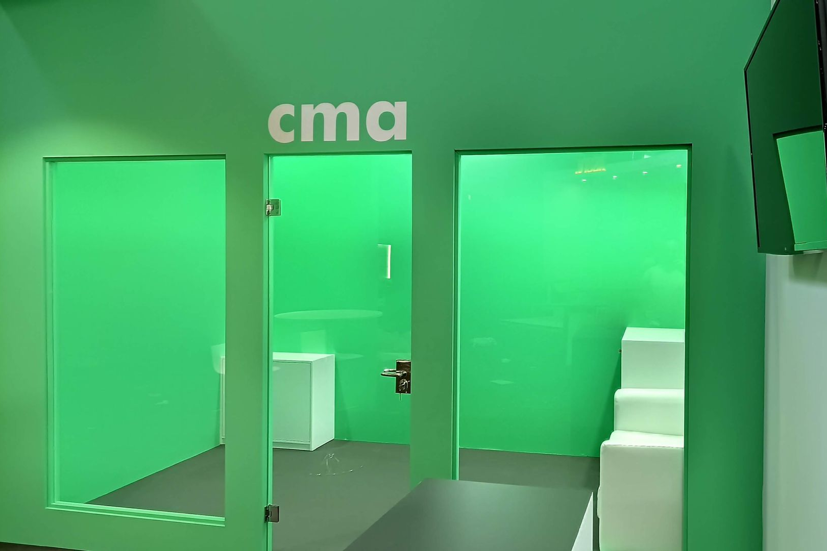 Zona de reuniones del stand de CMA Small Systems en Sibos 2022