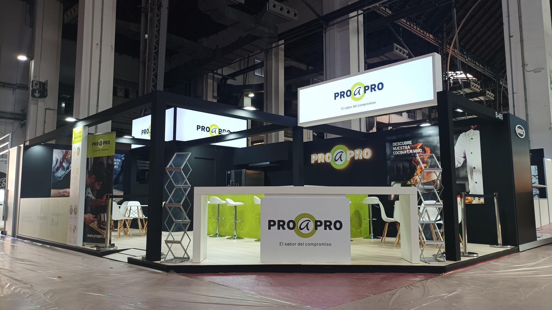 Stand personalizado para feria con diseño moderno que muestra los factores que influyen en el precio