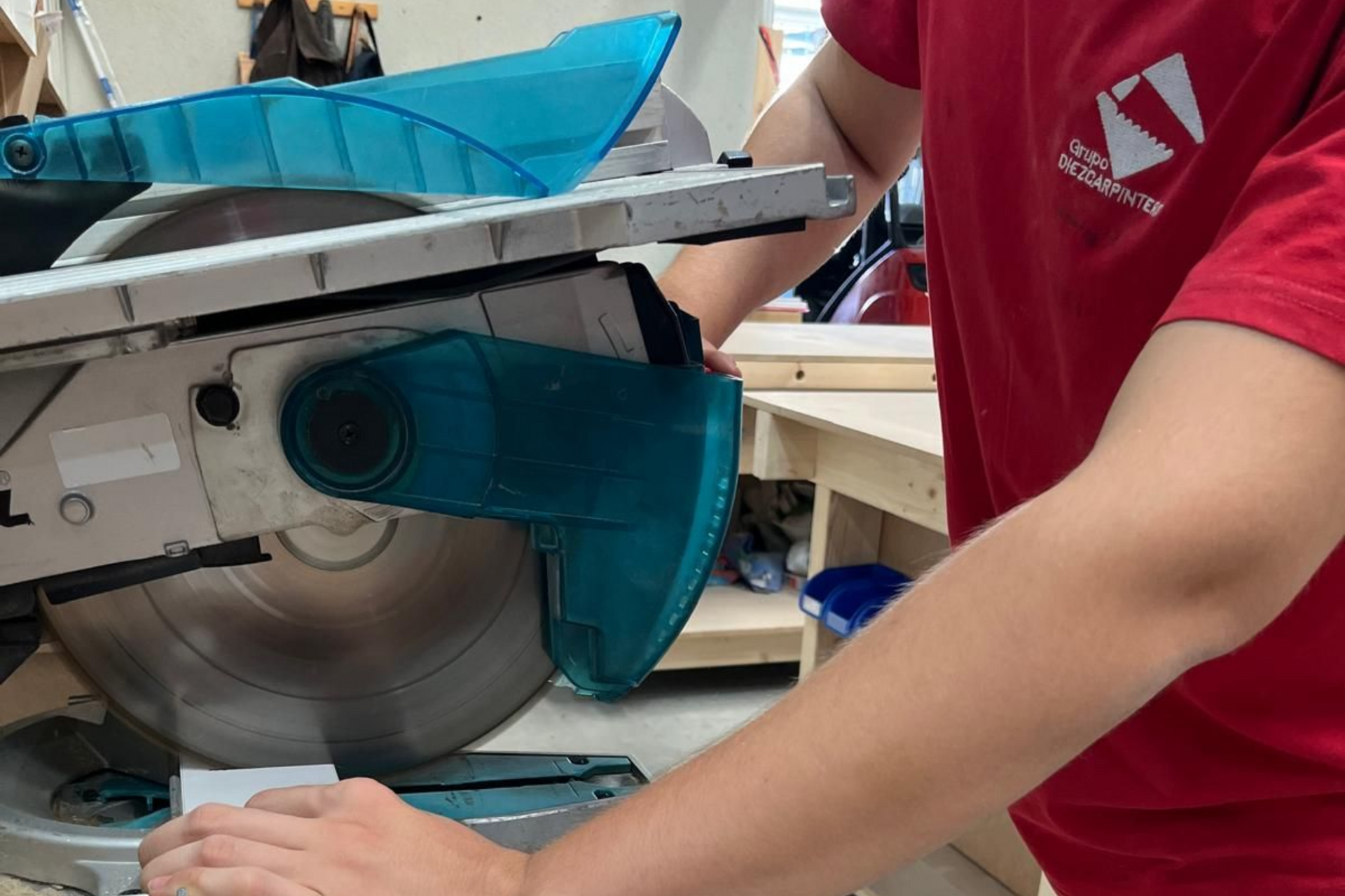 Fabricación de un stand personalizado mediante maquinaria profesional en taller especializado.