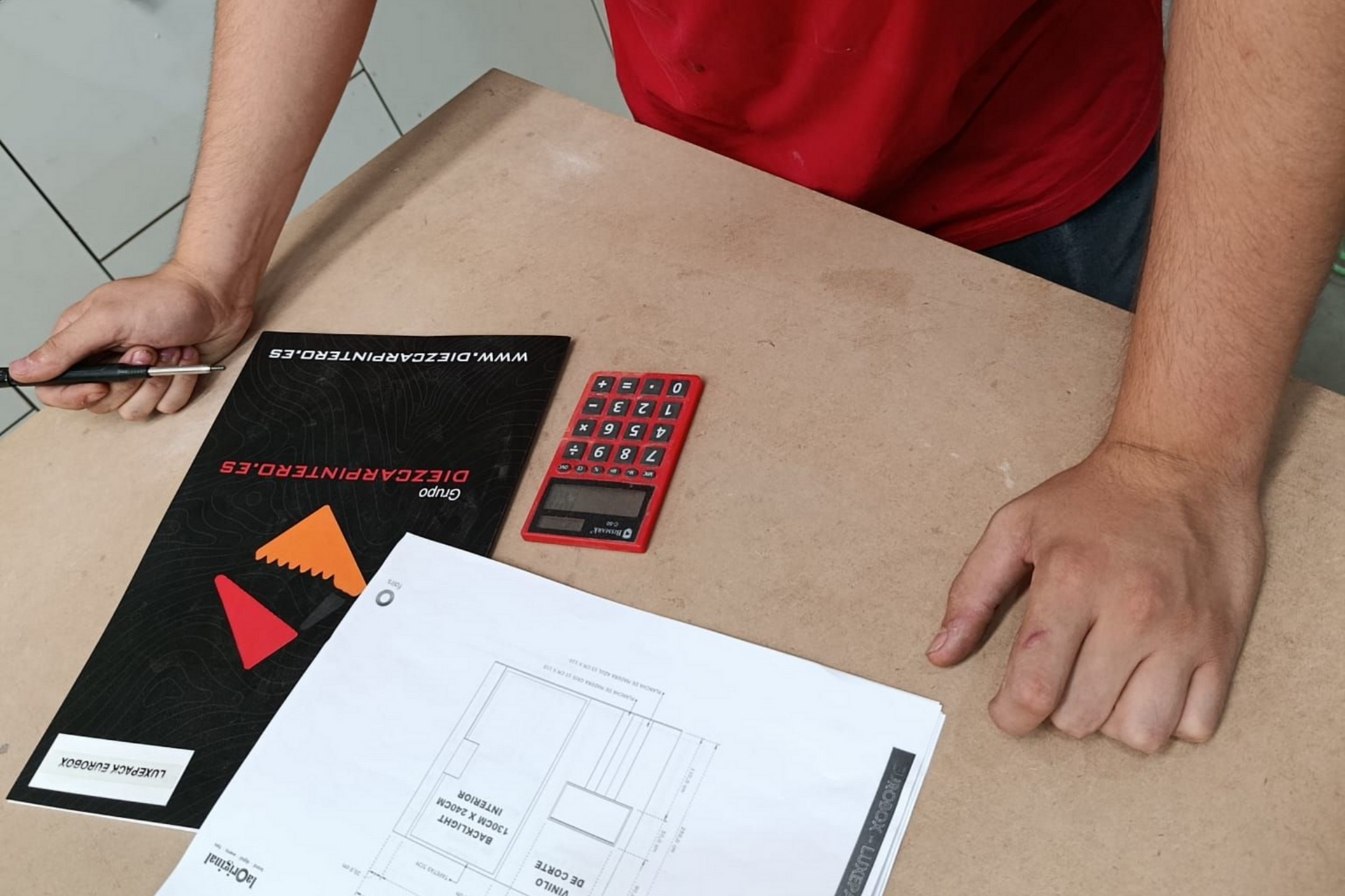 Planificación del diseño de un stand personalizado para feria en las oficinas de Grupo Diezcarpintero.