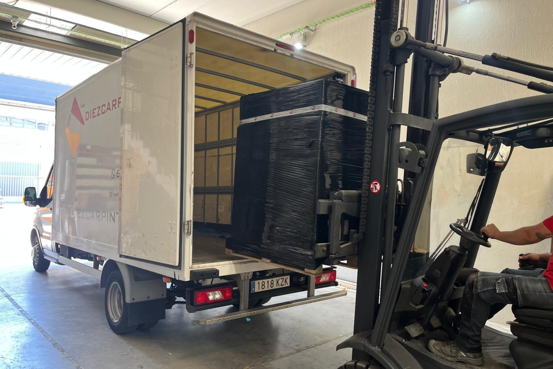 Embalaje y transporte de un stand personalizado hacia el recinto ferial con vehículo de empresa.