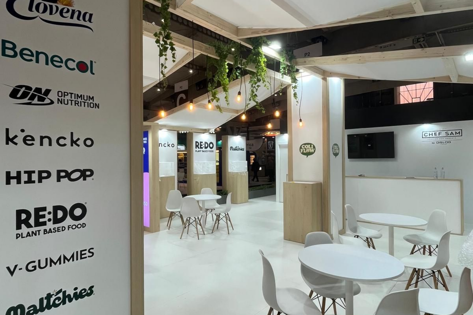 Stand personalizado para feria que muestra los factores que influyen en el precio de un stand: diseño, materiales, iluminación y acabados.