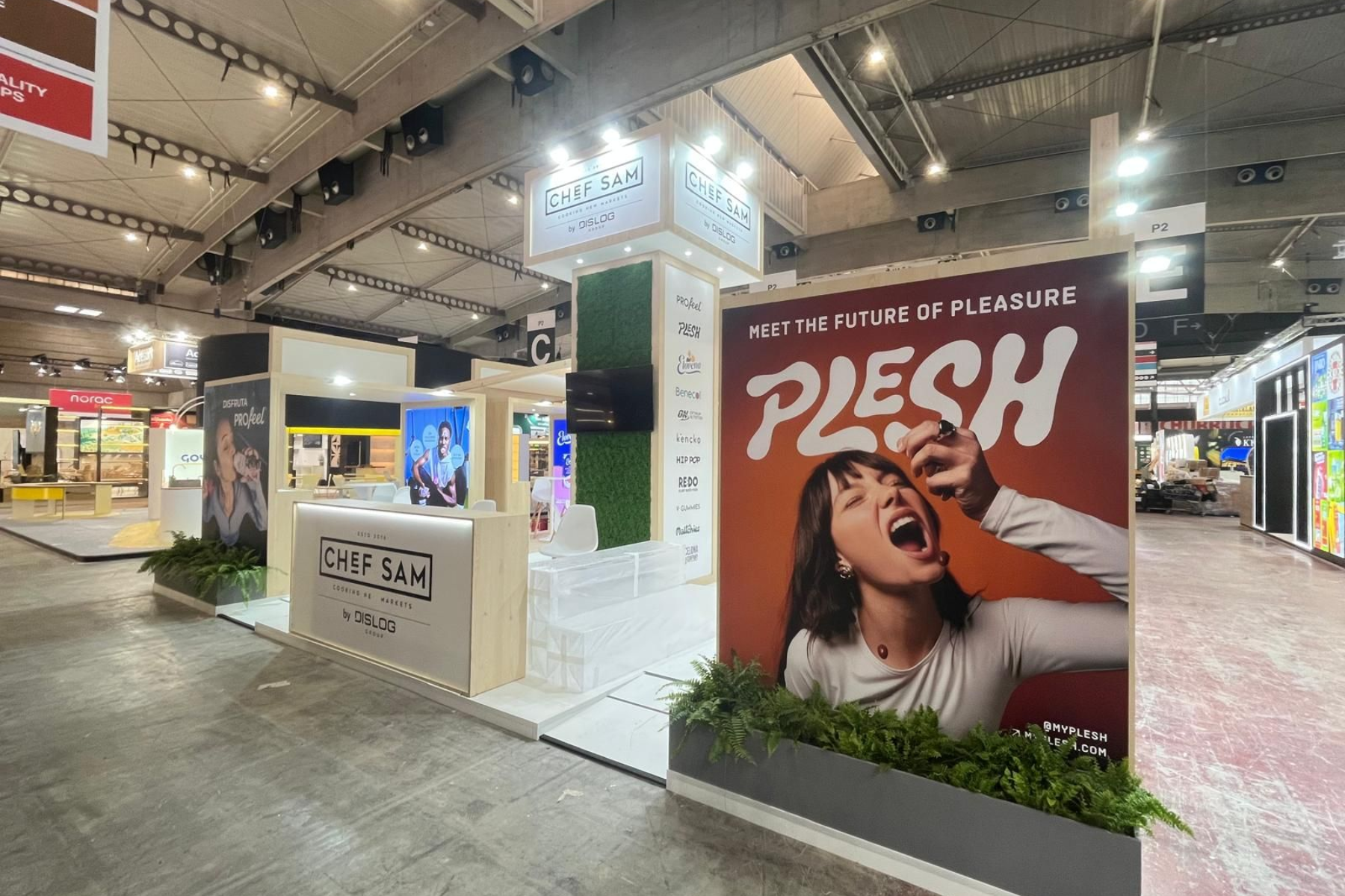 Stand personalizado para feria diseñado y fabricado a medida para potenciar la imagen de marca y atraer visitantes.