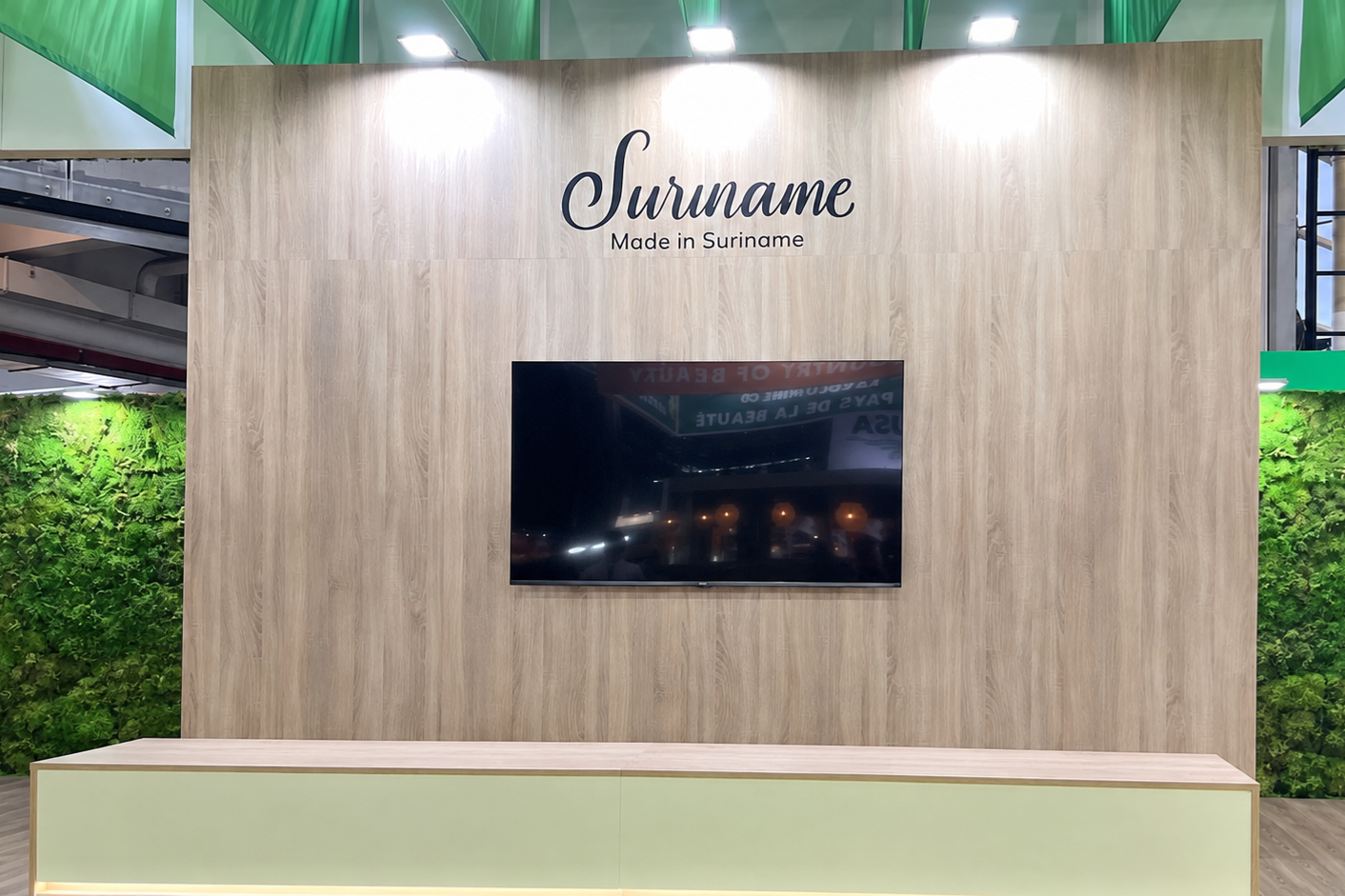 Zona central del stand de SITA Suriname con pantalla y jardines verticales