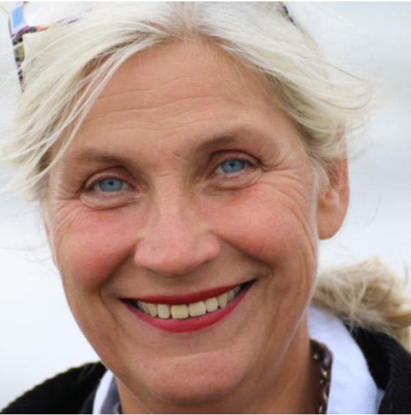 Karin Tuxhorn ist Literaturwissenschaftlerin, Eigentümerin des Verlags EDITION marehalm und ist Stifterin des marehalm ART award, zudem organisiert die das