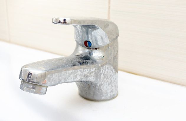 Comment Éliminer le Calcaire dans la Salle de Bains : Astuces Naturelles et Solutions Efficaces