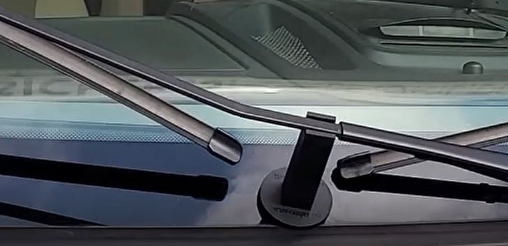 Einfach unter den Wischarm stecken. Der große Fuß verhindert das Umkippen und der angeschrägte Kopf läßt den Arm optimal aufliegen Der wiper saver von secure camper im Einsatz