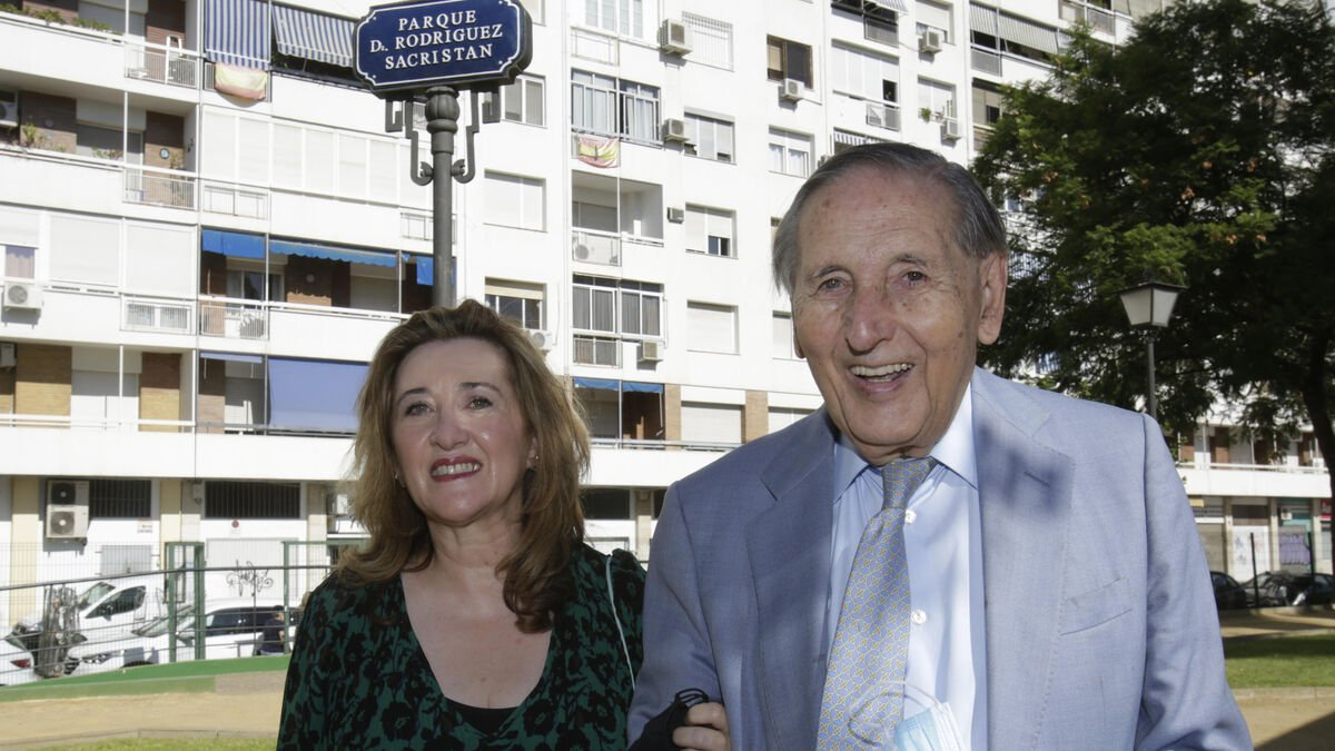 Don Jaime con su hija mayor Asunción, psiquiatra como su padre. / Foto de JOSÉ ÁNGEL GARCÍA