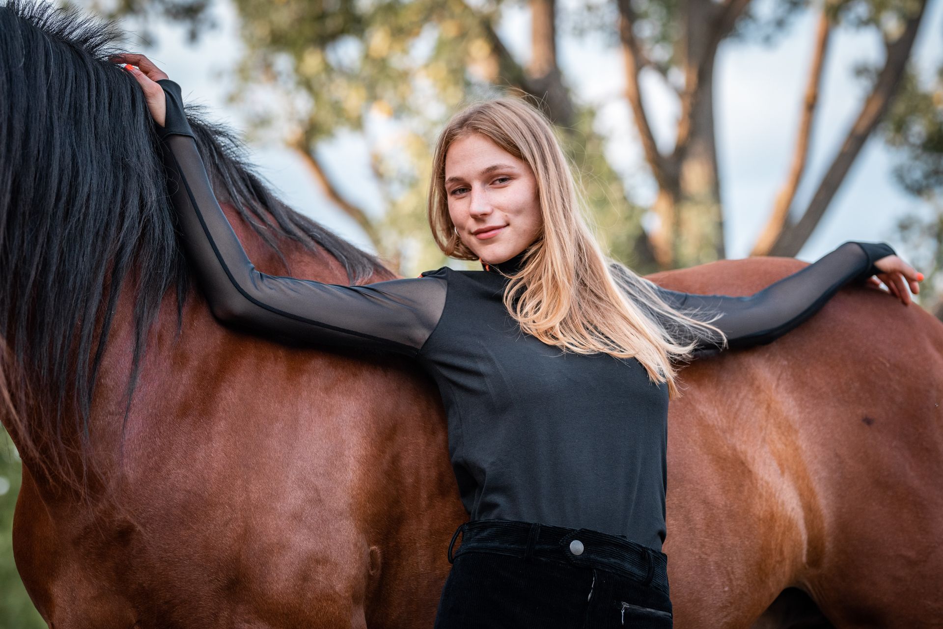 nosleeves-classic neon black Oberteil an blondem Model mit braunem Pferd im Hintergrund