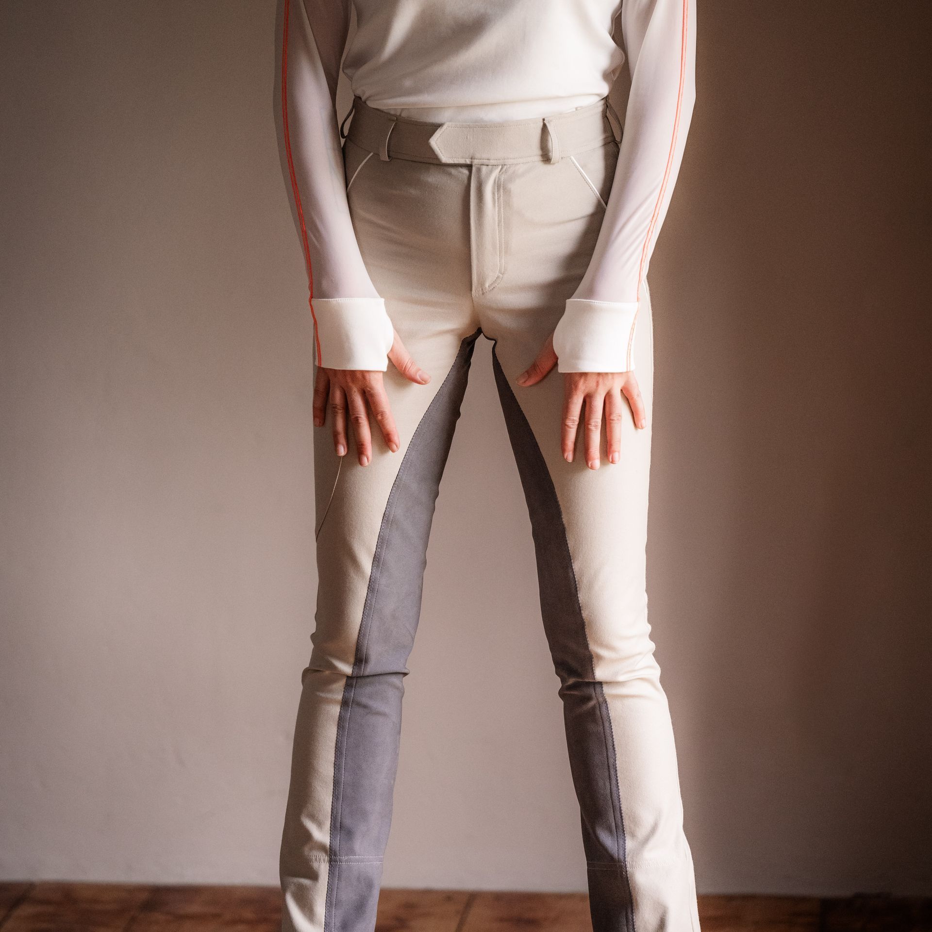 twobreeches TARIFA sand als Studioaufnahme von vorne