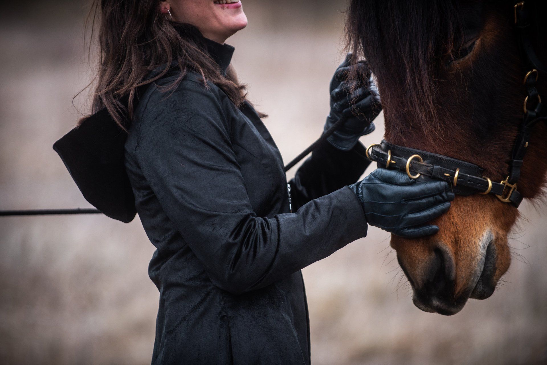 Ausbilderin mit ihrem Pferd am Kappzaum