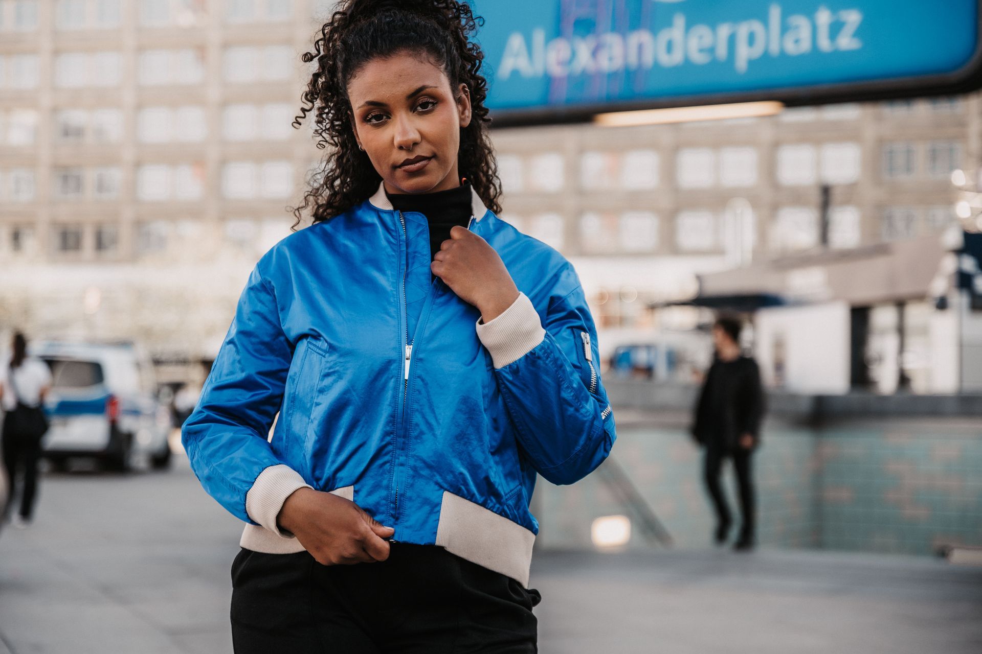 Racer_moon Jacke in electic blue an farbigem Model, Alexanderplatz Berlin