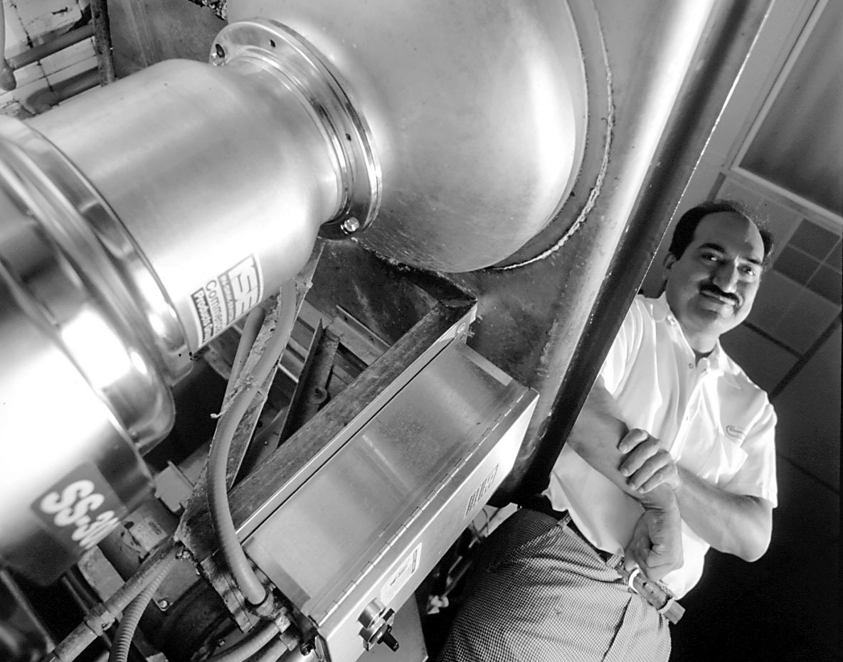 InSinkErator Commercial-Serie Küchenabfallentsorger für Großküchen und Kantinen Techniker mit InSinkErator Küchenabfallentsorger der Commercial-Serie in einer großen Küche