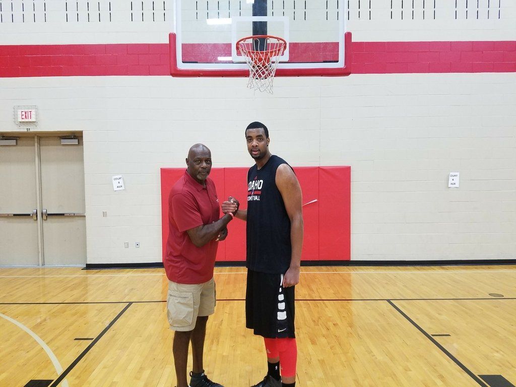 Lieonel Garret with team