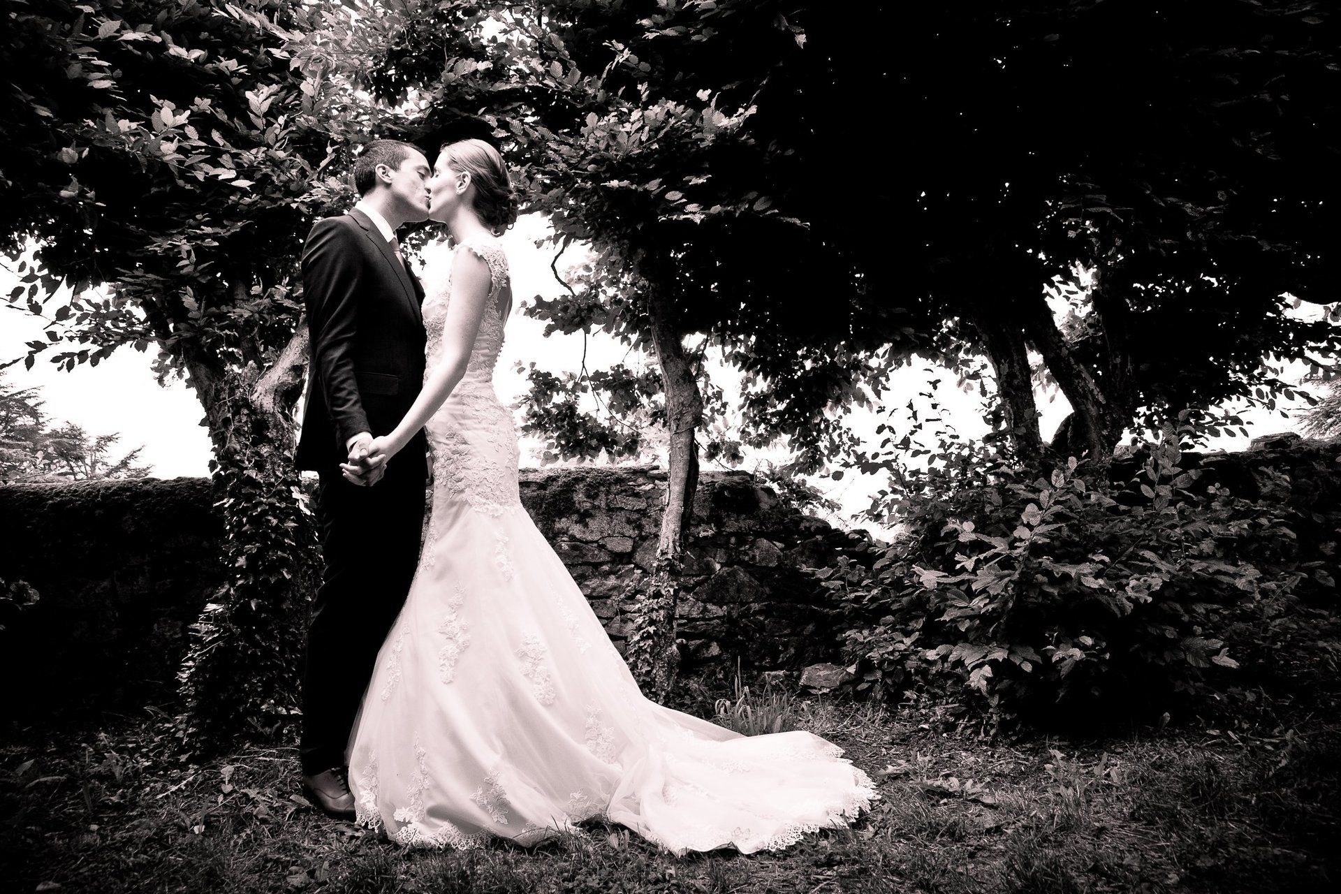 Photographie de mariage de Elizabeth Perrot Photo. Séance de couple au parc du château de Fontanès avec les mariés. Mariage à Saint-Etienne, Loire, Rhône Alpes, France.