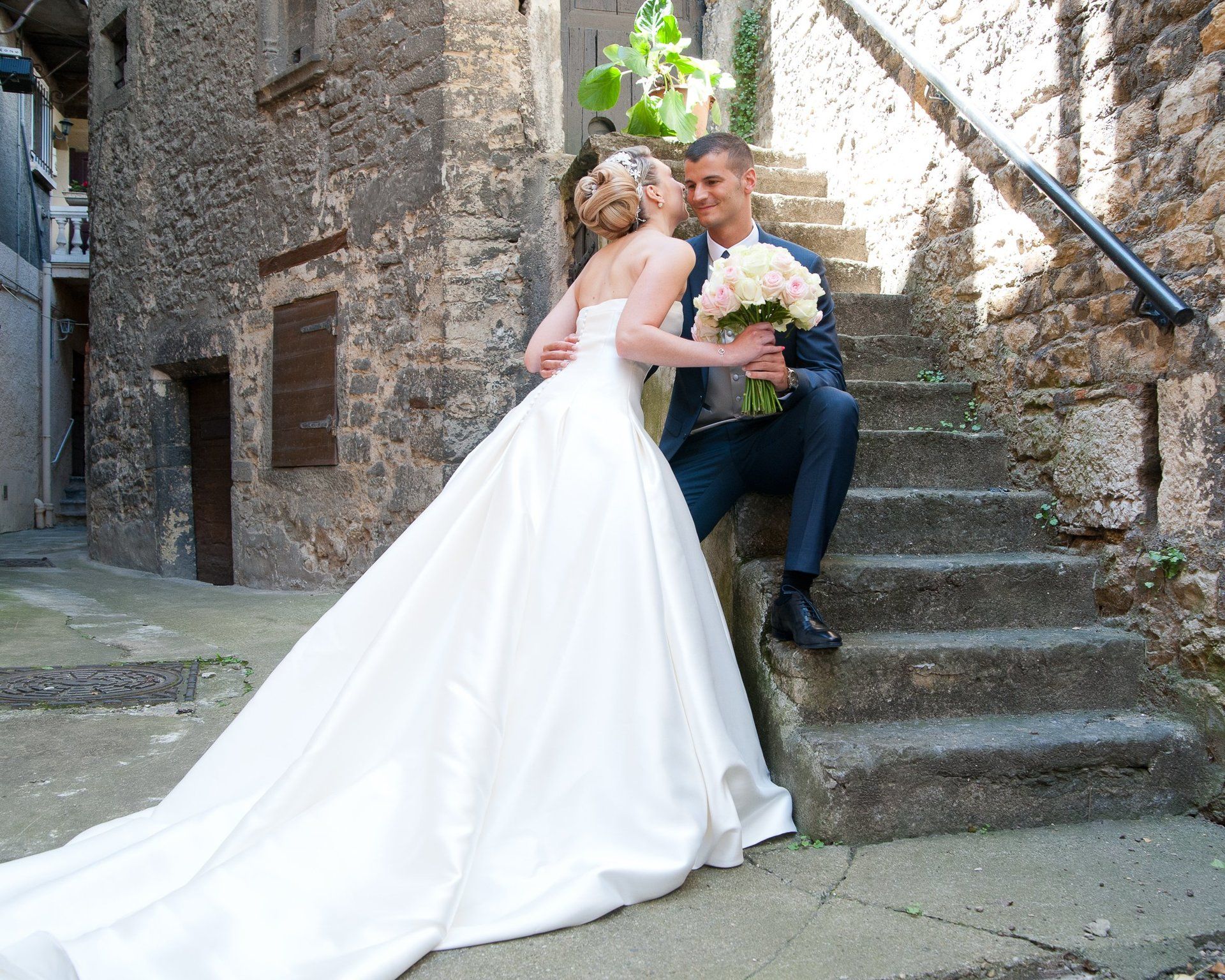 Photographie de mariage de Elizabeth Perrot Photo. Reportage pendant la séance de couple. La mariée et le marié pendant un shooting de couple romantique et glamour. Mariage à St Cyr au Mont d'Or, Monts d'Or, environs de Lyon, Rhône, Rhône-Alpes, France.