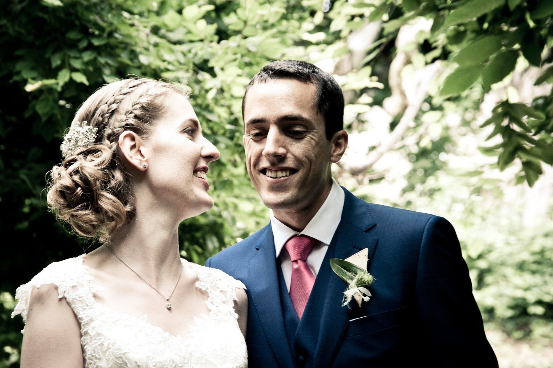 Photographie de mariage de Elizabeth Perrot Photo. Séance de couple au parc du château de Fontanès avec les mariés. Mariage à Saint-Etienne, Loire, Rhône Alpes, France.