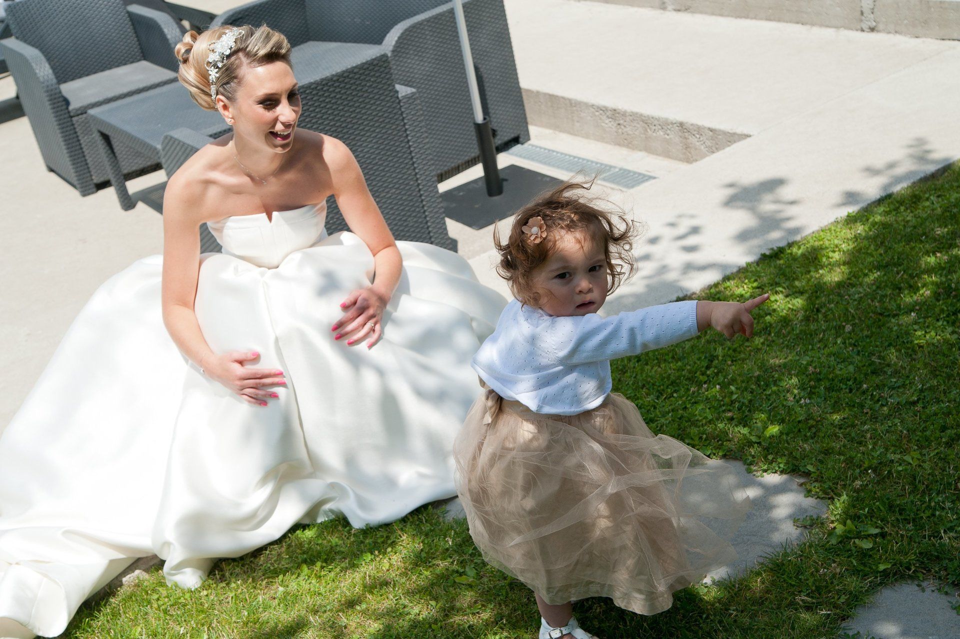 Photographie de mariage de Elizabeth Perrot Photo. Reportage de mariage avec les invités. La mariée et sa fille d'honneur Mariage à St Cyr au Mont d'Or, Monts d'Or, environs de Lyon, Rhône, Rhône-Alpes, France.