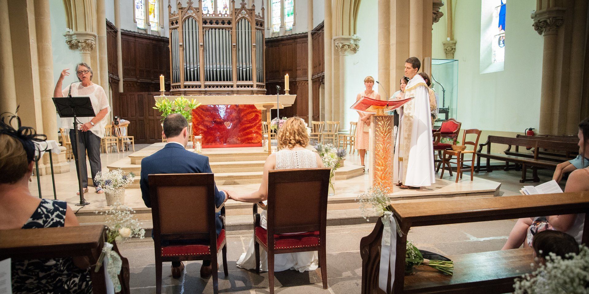 Photographie de mariage de Elizabeth Photo. Cérémonie religieuse, les mariés dans l'église. Mariage à Roanne, Loire, Rhône Alpes, France.