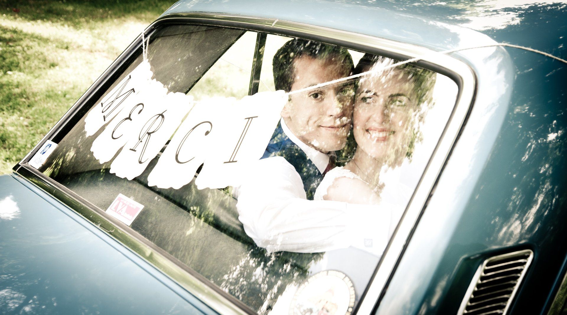 Photographie de mariage de Elizabeth Perrot Photo. Séance de couple au parc du château de Fontanès avec les mariés. Photo pour la carte de remerciements. Mariage à Saint-Etienne, Loire, Rhône Alpes, France.