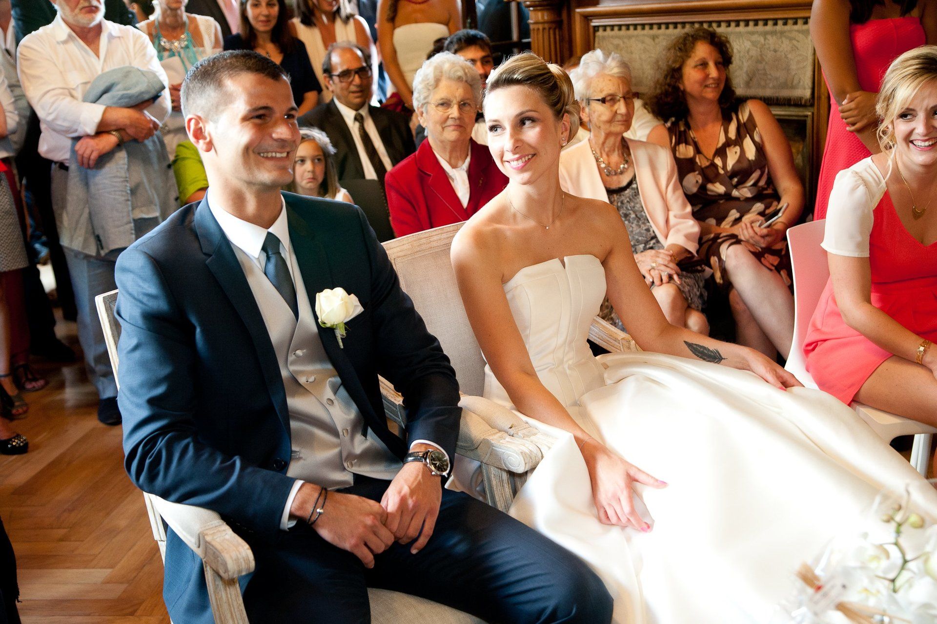 Photographie de mariage de Elizabeth Perrot Photo. Reportage pendant les cérémonies. La mariée et le marié pendant la cérémonie civile à la mairie de Saint Cyr au mont d'or. Mariage à St Cyr au Mont d'Or, Monts d'Or, environs de Lyon, Rhône, Rhône-Alpes, France.